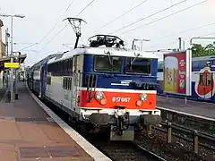 BB 17000 poussant une rame de voitures de banlieue à deux niveaux (VB 2N) à Saint-Leu.