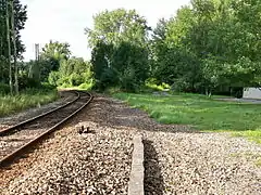 À droite de l'image, la trace de l'embranchement, à la sortie de la gare de Saint-Omer-en-Chaussée, vers la ligne Beauvais – Amiens.