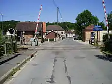 Vue du passage à niveau de Sainte-Colombe, près duquel se situe la halte.