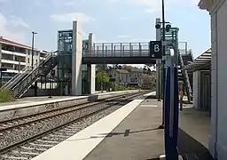 La passerelle, les escaliers et l'ascenseur côté voie A (sens impair).