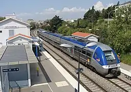 Une rame TER en provenance d'Aix à l'arrêt en gare.