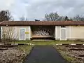 Vue de l'abri voyageurs situé sur le quai direction Autun.