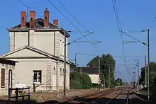 L'ancien bâtiment voyageur de la gare vu en direction de Saint-Nazaire.