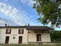 L'ancien bâtiment voyageur et la halle marchandise de la gare de Saint-Hilaire-Chalo.