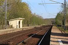 Vue des voies et de l'abri de quai en direction de Paris.