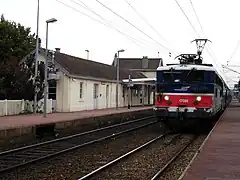 Train prêt au départ, tracté par une locomotive BB 17000.