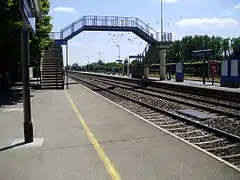 Les voies et la passerelle pour passer d'un quai à l'autre.