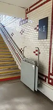 Un monte-escalier permettant l'accès à un quai