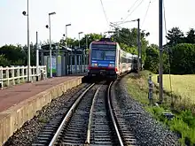 Un élément Z 20900 quitte la halte de Villaines en direction de Paris.