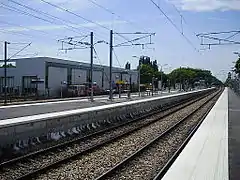 Vue d'ensemble, en regardant vers Paris, depuis l'extrémité est du quai de la voie 1B pour Mitry - Claye.