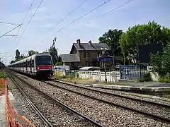 Arrivée d'un train de la ligne B du RER se dirigeant versMitry - Claye.