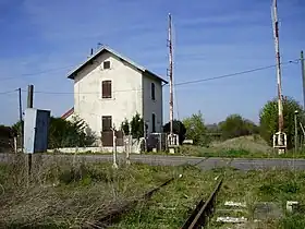 Passage à niveau n° 29 à 500 m environ au nord de la gare, au croisement avec la route départementale D 60. La limite d'exploitation de la ligne se trouve à une centaine de mètres au-delà.