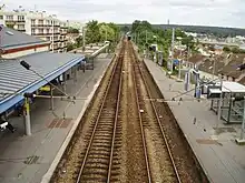 Les quais vus depuis la passerelle en regardant vers Chaville-Rive-Droite avec, à l'arrière-plan, sur la voie de droite, la sortie du saut-de-mouton en dessous de la bifurcation de Viroflay.