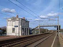 Le bâtiment voyageurs, la passerelle et les quais.