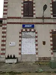 L'entrée désormais murée de la gare de Wissous.