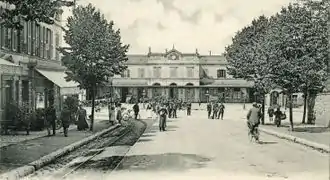 La gare et la ligne de tramway rue Jehan de Beauce.