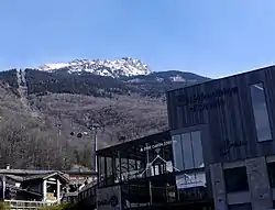 Gare de départ en 2022 de la nouvelle télécabine d'Orelle, située au centre de Francoz (Savoie).