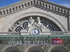 Groupe de statues, gare de l'Est (Paris).