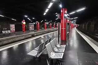 Vue des quais avec, à droite, la voie pour les trains venant de la gare de l'avenue Foch, au nord.