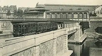 Station de la ligne 1, en 1903, à l'extrémité du canal Saint-Martin. Au fond : toiture de l'ancienne gare de la Bastille.