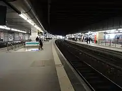Gare SNCF desservie par les lignes L et U.
