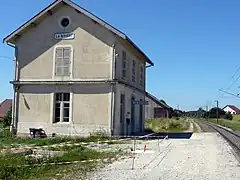 Bâtiment voyageurs et quai vus vers Frasne.