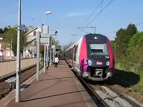 Une rame Z 50000 stationne en gare à destination de Paris