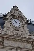 Vue de l'enseigne sur le fronton de la gare