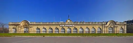 Bâtiment de la gare servant de terminal d'Air France, en 2013.