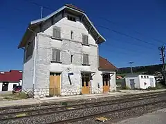 Le bâtiment voyageurs de la gare des Longevilles - Rochejean.
