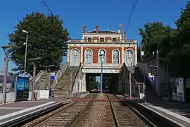 photographie en couleurs d'un bâtiment prise depuis les rails