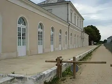 L'ancien quai latéral et la voie verte en 2011.