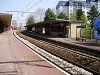 Vue sur le quai 1 (direction Massy-Palaiseau) de la gare.