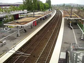 Vue des quais pour Paris, à gauche, et pour Conflans-Sainte-Honorine et au-delà, à droite.