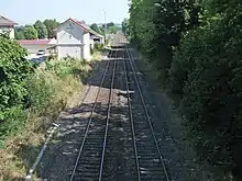 La voie ferrée en direction de Saint-Germain-des-Fossés et le bâtiment voyageurs de l'ancienne gare