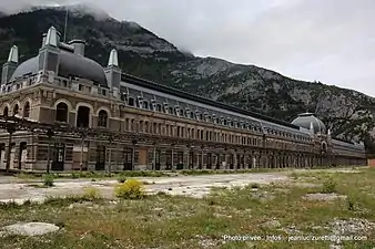 Le bâtiment voyageurs de la gare de Canfranc côté voies françaises, le 6 juin 2010. À noter que la toiture du bâtiment est rénovée et reconfigurée, mais que les travaux ont été arrêtés.