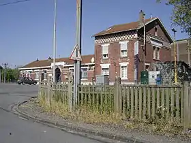 Landrecies : linteaux droits en béton et damier de briques.