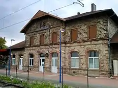 La nouvelle gare de Mommenheim, construite en grès mais sans tour-horloge.