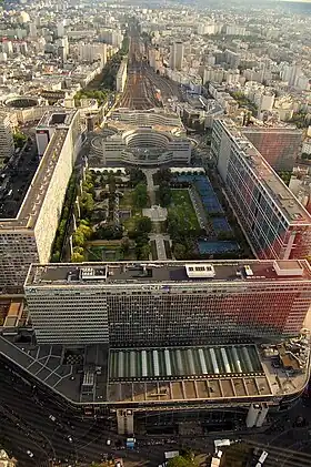 La gare, le jardin Atlantique et les voies vers la banlieue, vus depuis le sommet de la tour Montparnasse.