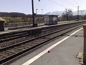 Voies et quais de la gare de Moreillon depuis le quai situé le long de la voie 2, desservi par les trains en direction de Lausanne.