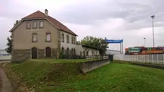 L'ancien bâtiment de la gare locale et le terminal conteneurs nord.