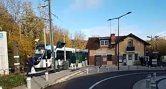 Rame à la station Saint-Nom-la-Bretèche - Forêt de Marly. À droite, le raccordement avec la ligne L du Transilien.