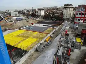 La station souterraine vue depuis la passerelle provisoire en 2017.