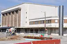 Photo avec le bâtiment voyageurs, le buffet et la nouvelle petite tour horloge (sculpture métallique) ; au premier plan, les travaux pour le tramway.