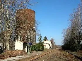 La gare de Saint-Julien-Les Fumades avec vue sur l'ancien château d'eau