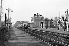 Voies et quais, en 1977, avec le bâtiment voyageurs et un autorail à l'arrêt