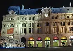 Façade de la gare coté rue de Rome, de nuit, avec l'édicule de verre réalisépar Jean-Marie Charpentier.