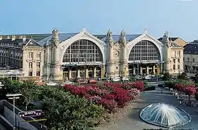 La remarquable gare néoclassique de Tours semble un prototype d'édifice éclectique intégrant l'art nouveau, au vu de ses lignes courbes et de l'utilisation nouvelle du fer et de la fonte.