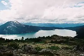 Le lac Garibaldi avec le mont Price en arrière-plan à gauche