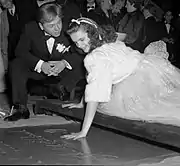 Mickey Rooney au côté de Judy Garland en 1939 lors de la cérémonie du Grauman's Chinese Theatre.